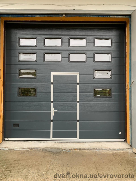 Промышленные ворота секционные и распашные.